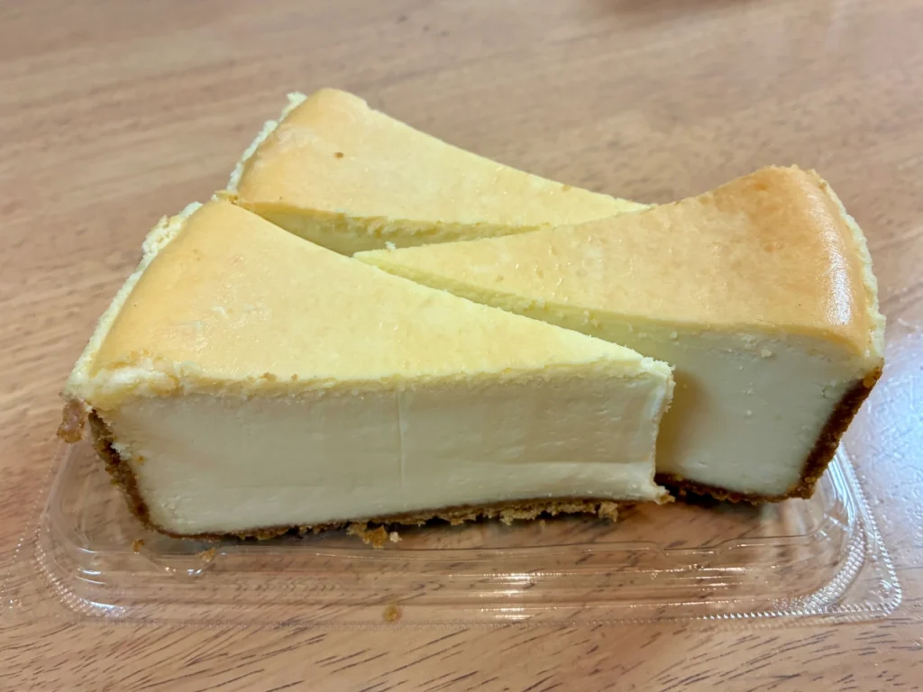ロピア「GOCHI 濃厚チーズケーキ」の上蓋を外したところ