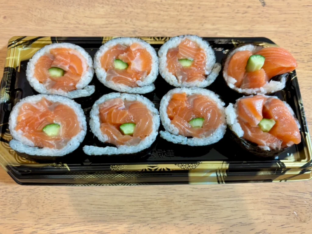 ロピア「ほぼ海鮮巻き（サーモン）」。海苔巻きの端からは具がはみ出していることがわかる