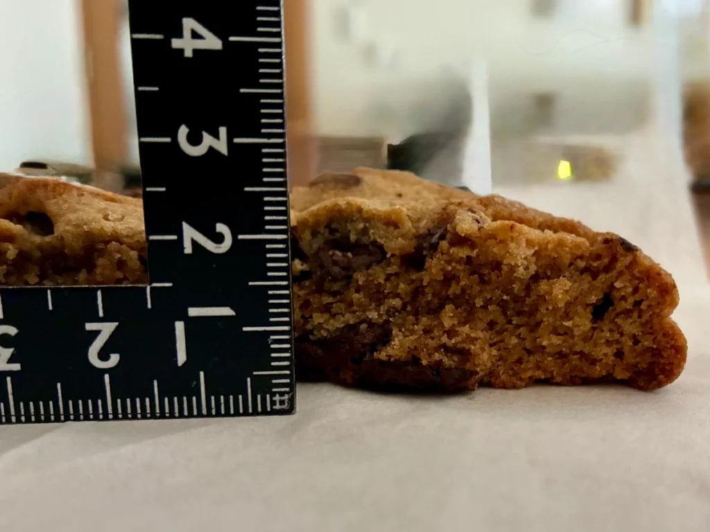 コストコ札幌倉庫店で購入したダブルチョコチャンククッキー。さしがねで厚さを測定しているところ。