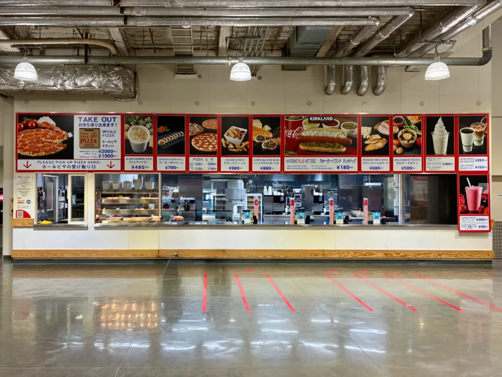 コストコ札幌倉庫店のフードコートコーナー。カウンターの上にメニューが掲示されている