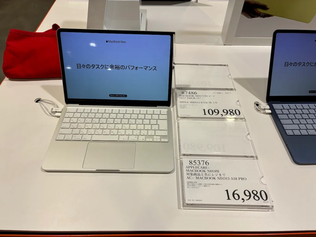 コストコ札幌倉庫店で販売されていたMacBook Neo 256GB・シルバーのUS配列モデル。2026年7月12日時点の価格は109,980円