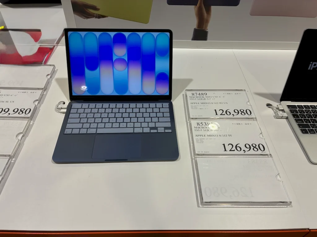 コストコ札幌倉庫店で販売されていたMacBook Neo 512GB・インディゴのUS配列モデル。2026年7月12日時点の価格は126,980円