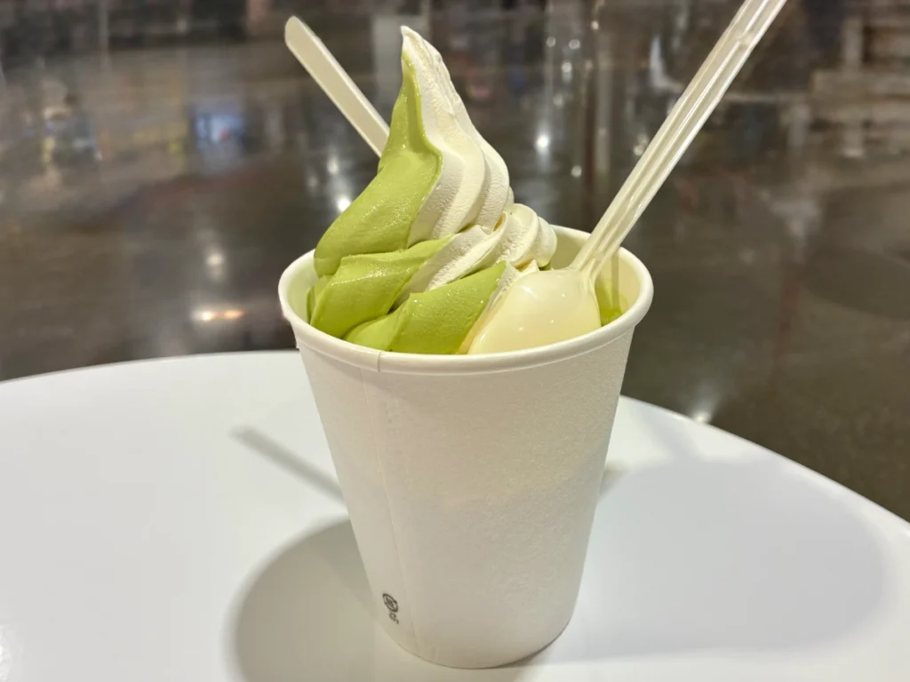 コストコ札幌倉庫店のソフトクリーム(北海道ミルクと宇治抹茶のミックス、2025年8月30日撮影)