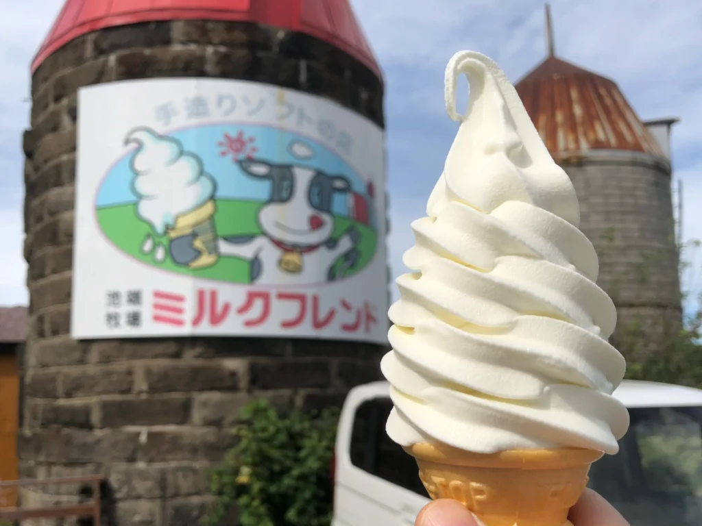ミルクフレンドのソフトクリーム(コーン)とサイロ