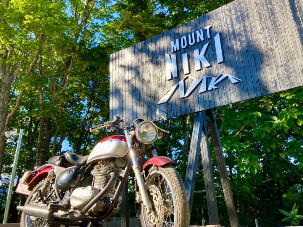 北海道仁木町のMOUNT NIKIキャンプ場看板とヴィンテージバイク