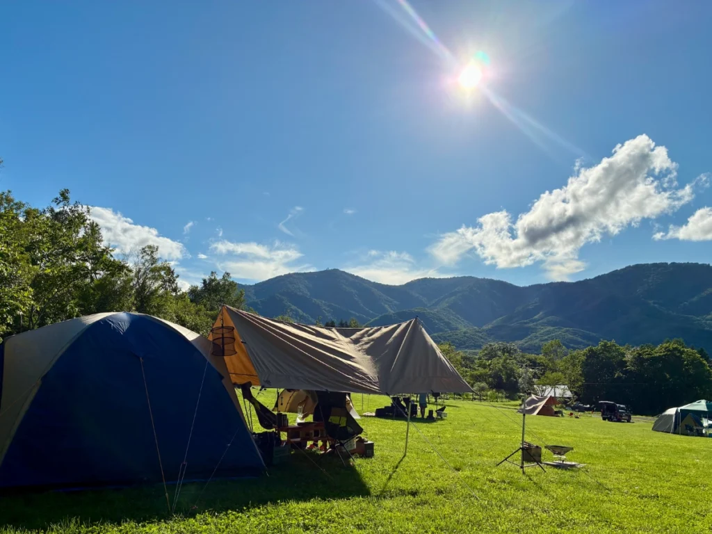 MOUNT NIKIキャンプ場の丘の上カーサイトと仁木町の山々の絶景