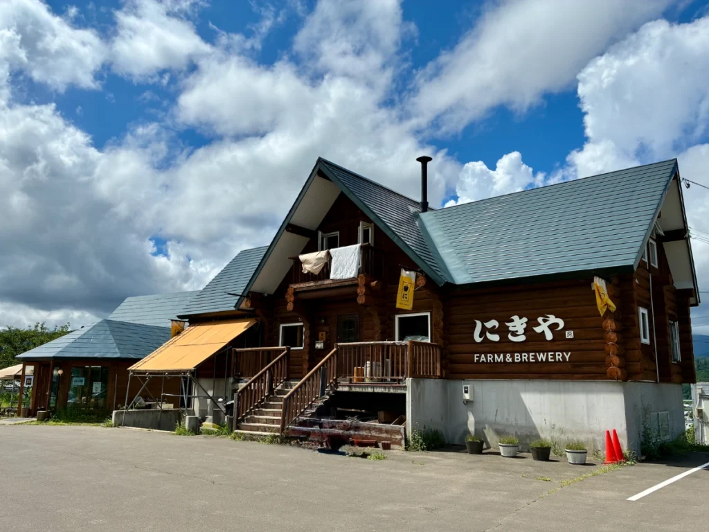 仁木町フルーツ街道沿いのクラフトビール醸造所「にきや」外観