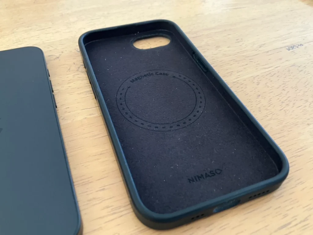NIMASO iPhone 16e 用 ケースの内側。フェルト素材でiPhone本体に傷がつかない。