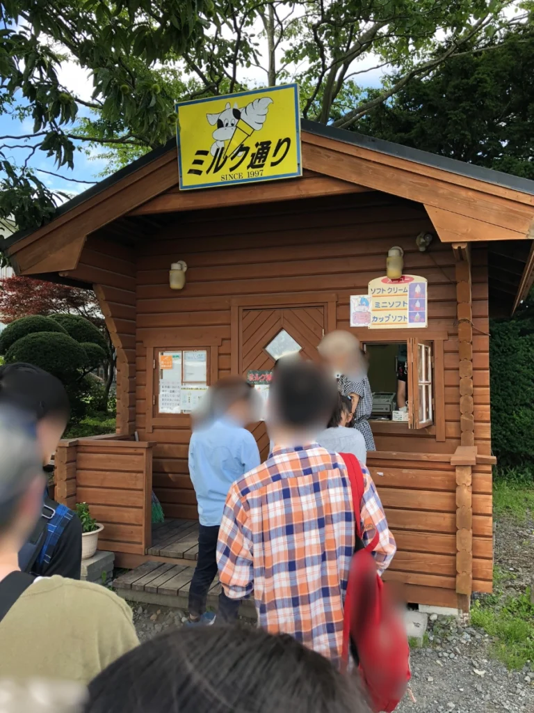「ミルク小屋」の前身「ミルク通り」。閉店決定後の行列。