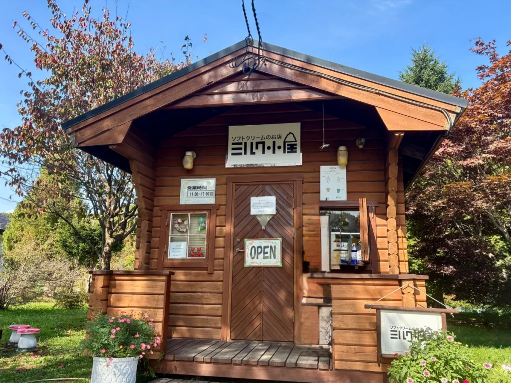 恵庭のソフトクリーム店「ミルク小屋」店舗外観。