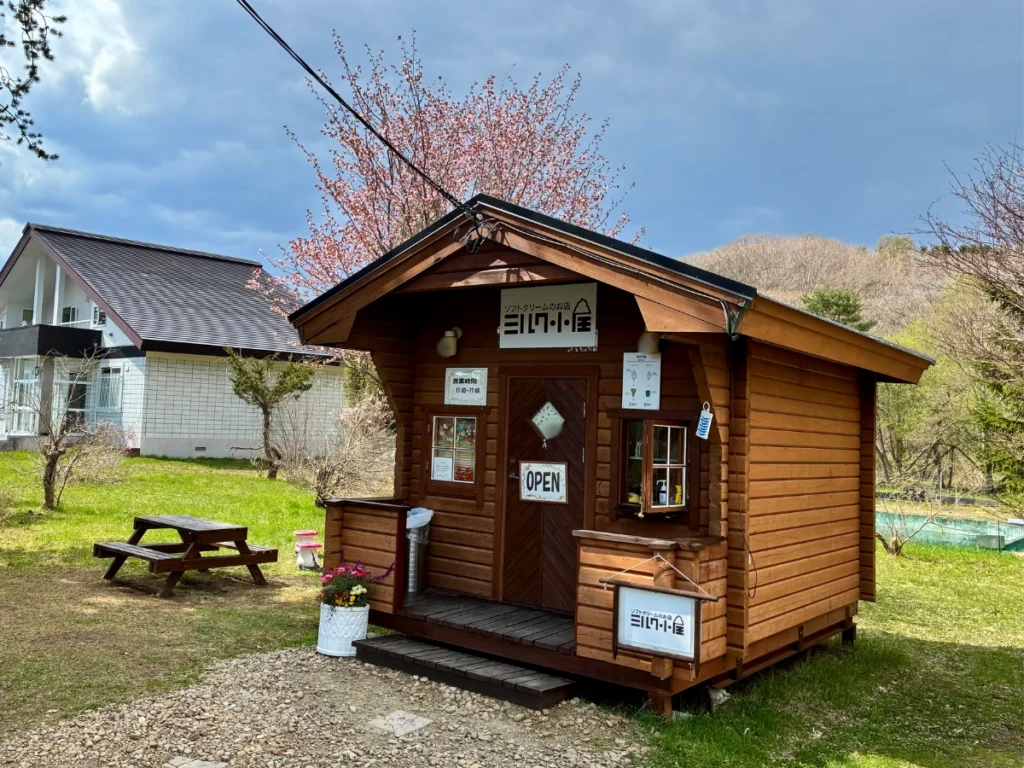 恵庭のさっぱり系ソフトクリーム店「ミルク小屋」外観。屋外ベンチがある。