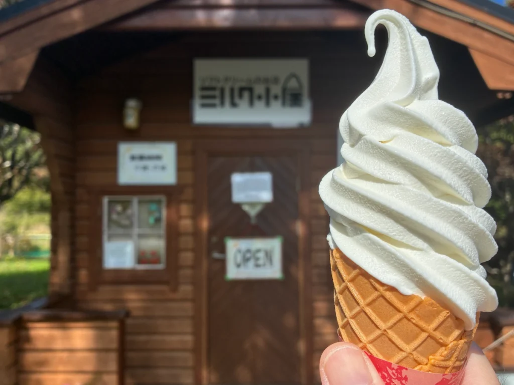 恵庭のさっぱり系ソフトクリーム店「ミルク小屋」のワッフルコーンソフトクリーム。