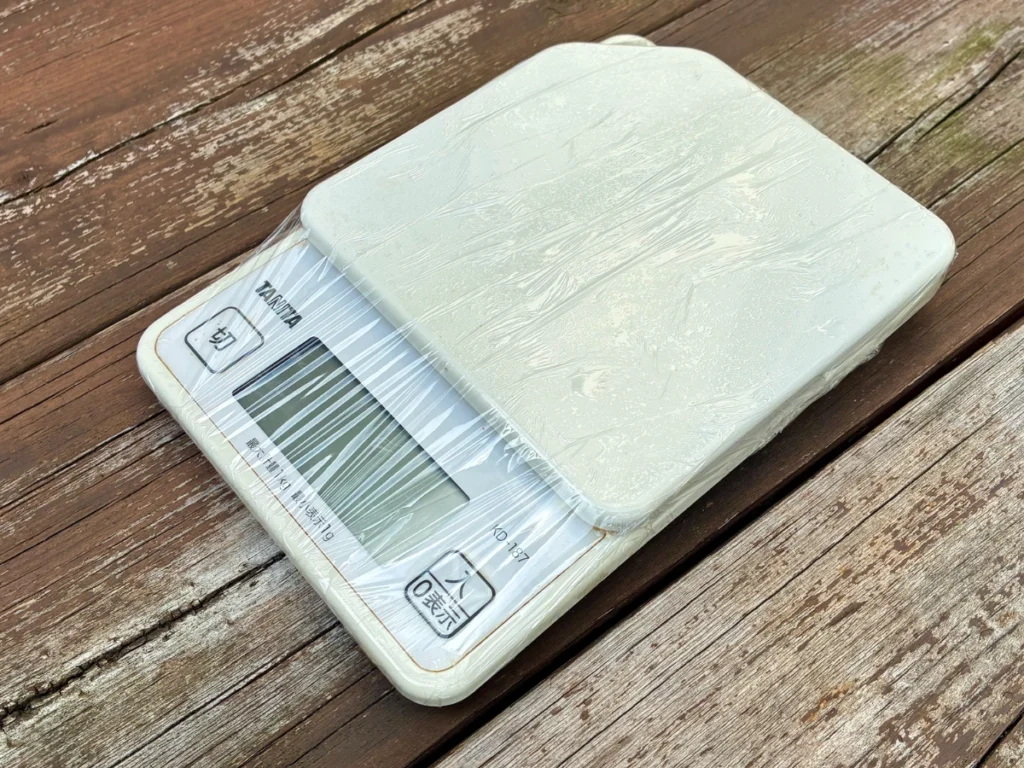 カインズの「ピタッと貼り付く食品ラップ」で秤を包んだところ。しっかり密着している。