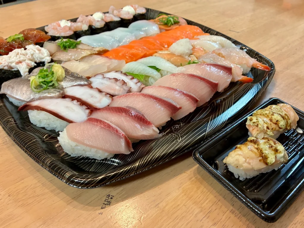 スシローお持ち帰りネット注文受取手順|家に持ち帰ったお寿司の写真。