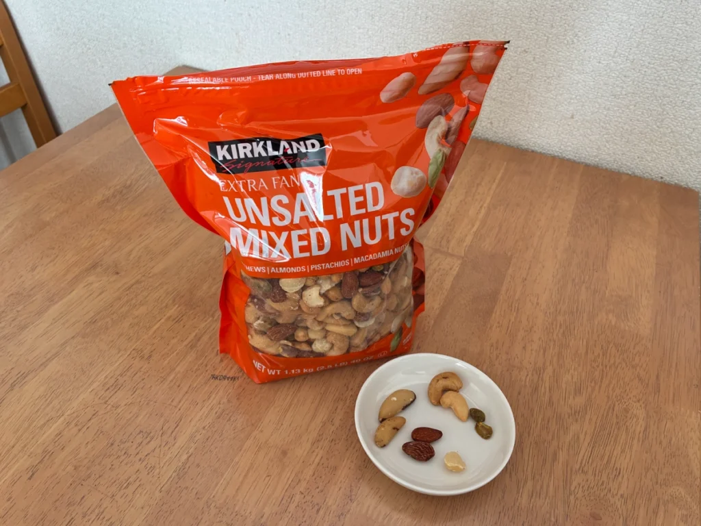 コストコ札幌倉庫で購入したカークランドシグネチャー無塩ミックスナッツ1.13kgのパッケージと中身
