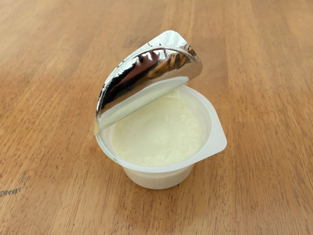 オイコス レモン＆レモンピールのヨーグルト本体を開封したところ