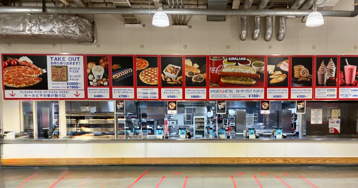コストコ札幌倉庫店フードコートのメニュー看板とカウンター全景（2026年1月）