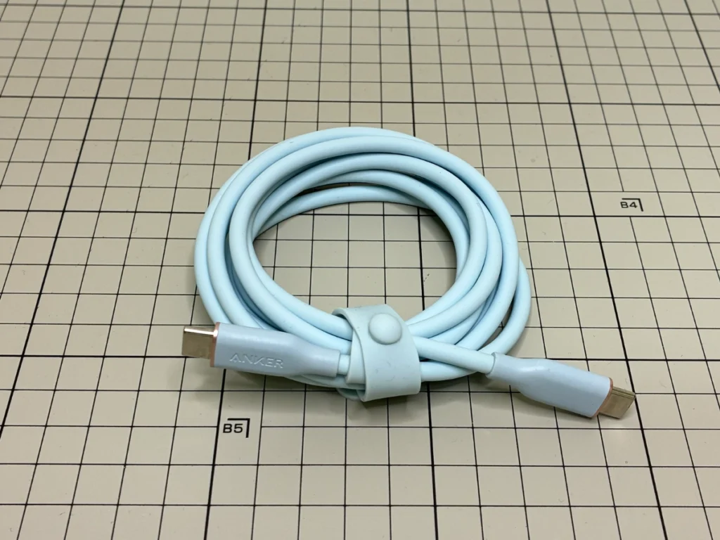 「Anker PowerLine III Flow USB-C & USB-C ケーブル 1.8m」を付属のシリコンバンドで結束しているところ