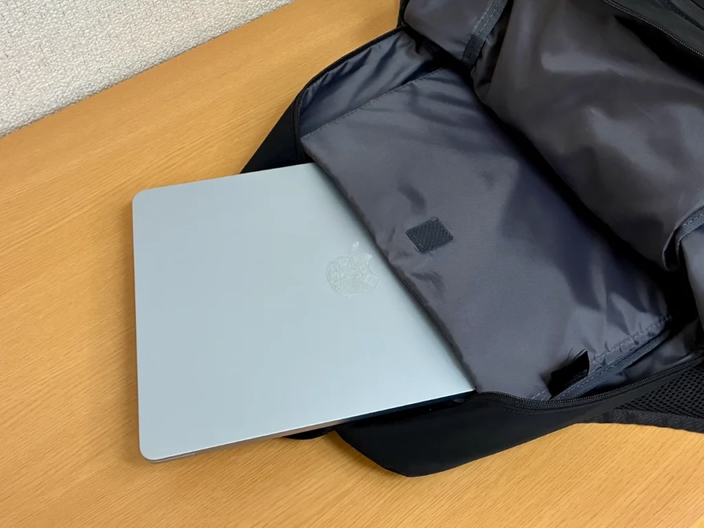 ユニクロのファンクショナルバックパックのPCポケットにMacBook Airを収納した様子
