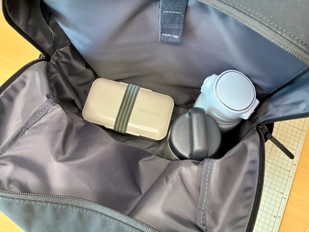 ユニクロのファンクショナルバックパックに弁当箱1つと水筒2本を収納した様子