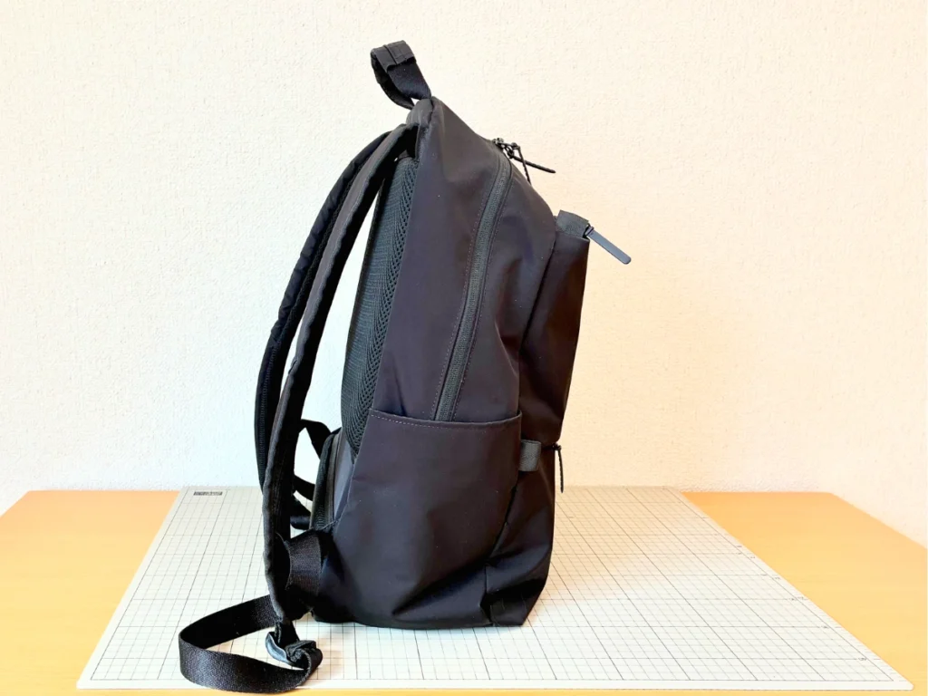 ユニクロのファンクショナルバックパックに弁当箱1つと水筒2本を収納した状態で、リュックが自立しているようす。