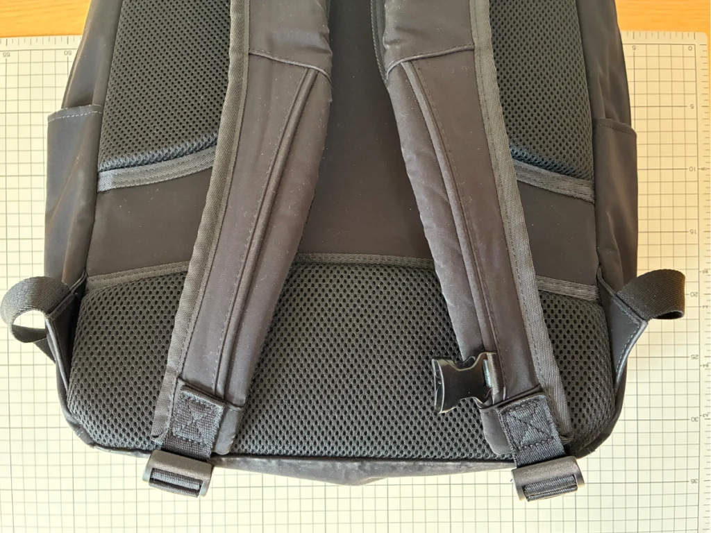 ユニクロのファンクショナルバックパック背面のショルダーベルト部分。右側のチェストベルトが外れてなくなっており、左側のみバックルが残っている状態。