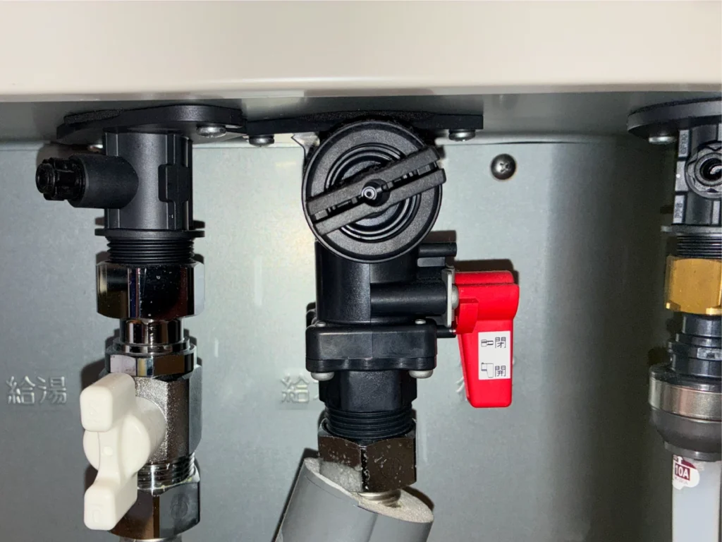 三菱電機エコキュート（SRT-SK376D）の給水ストレーナー位置（赤いレバーは給水止水栓）