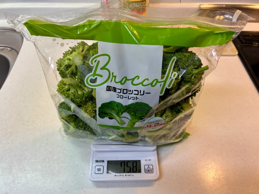 コストコのブロッコリーフローレットをスケールで実測しているところ