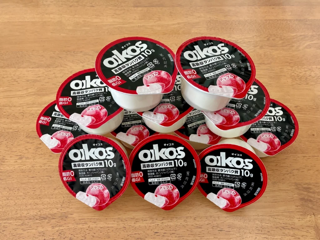 コストコで購入したOIKOSヨーグルト（アップル）を12個入りを重ねて山にしたところ