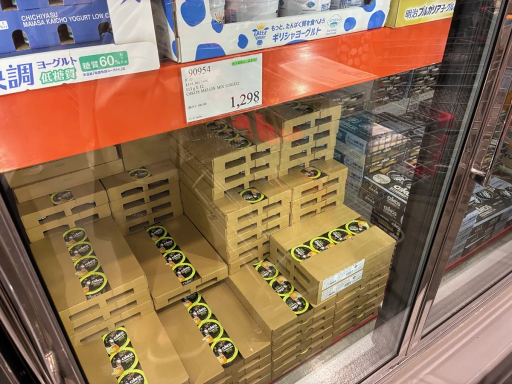 コストコ札幌倉庫店でオイコス メロンミックス12個入りが1,298円で販売されている売り場