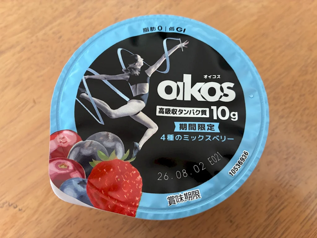 コストコで購入したオイコス 4種のミックスベリーのフタに賞味期限2026年8月2日が印字されている様子
