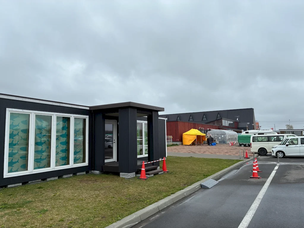 道の駅とうべつ本館とポップアップストアと思われる建物の位置関係