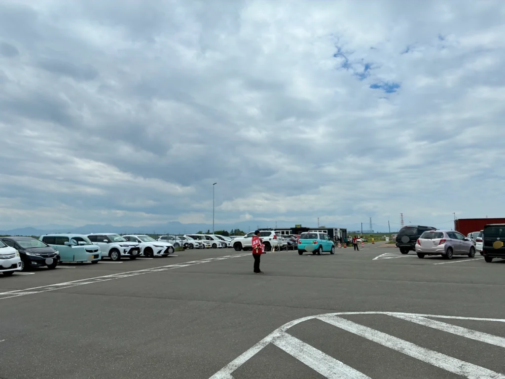 IKEA当別ポップアップストア側の駐車場。警備員さんが案内してくれる
