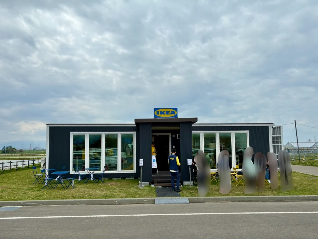 IKEA当別ポップアップストアの正面。事前予約の人は左側、当日の入店順番受付の人は右側に並ぶ