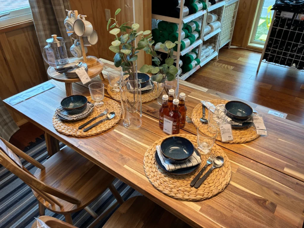 IKEA当別ポップアップストア店内のダイニングテーブル展示と食器のレイアウト