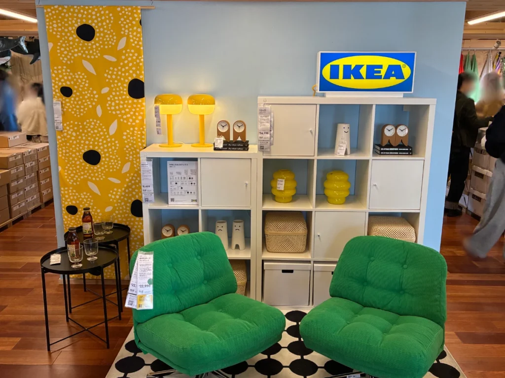 IKEA当別ポップアップストアで展示されていた緑のチェアと収納棚のコーディネート
