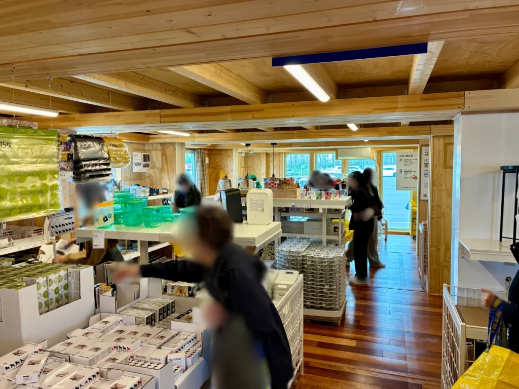 IKEA当別ポップアップストア店内の混み具合。入店制限のおかげで人の密度は低め。