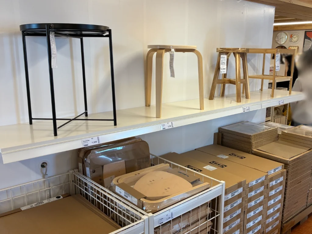 IKEA当別ポップアップストア店内の小型家具や収納用品が並ぶ売り場