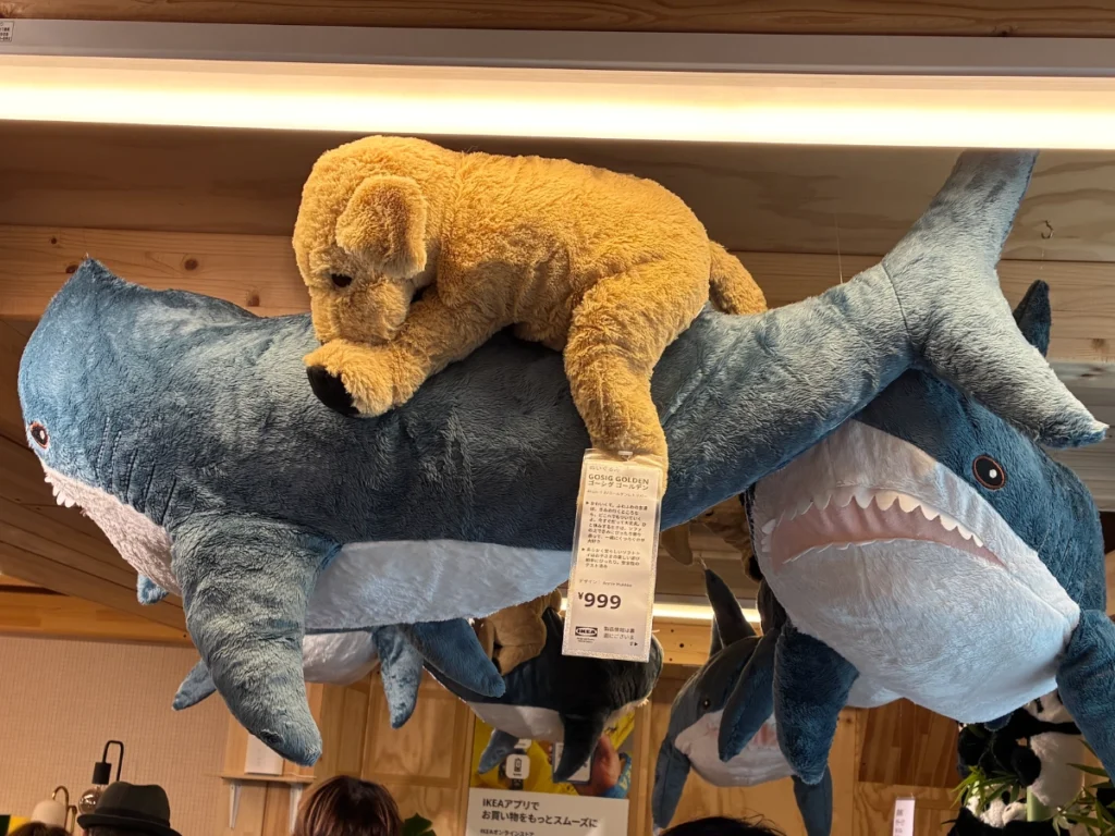 IKEA当別ポップアップストア店内に並ぶサメや犬のぬいぐるみ