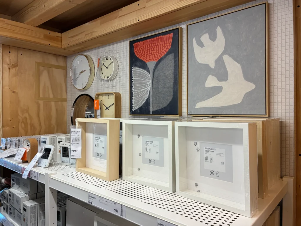 IKEA当別ポップアップストア店内に並ぶ時計やフレームなどのインテリア雑貨
