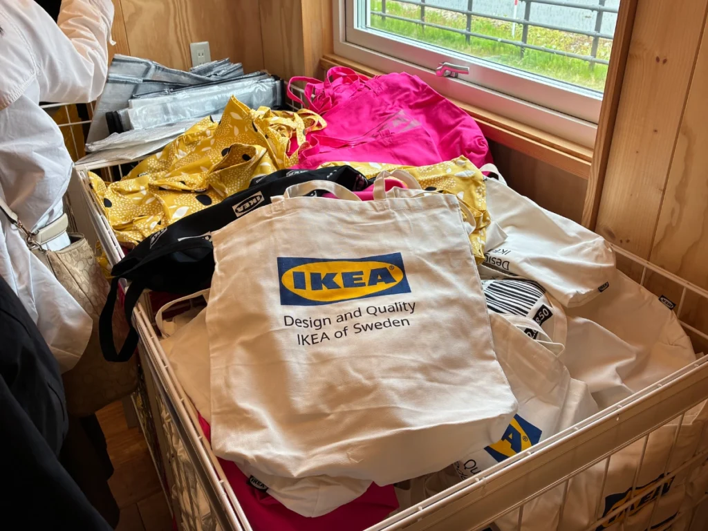 IKEA当別ポップアップストア店内で販売されていたIKEAロゴ入りバッグやカラフルなバッグ