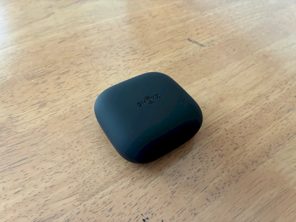Shokz OpenFit Air SEのケース。蓋が閉じている状態。