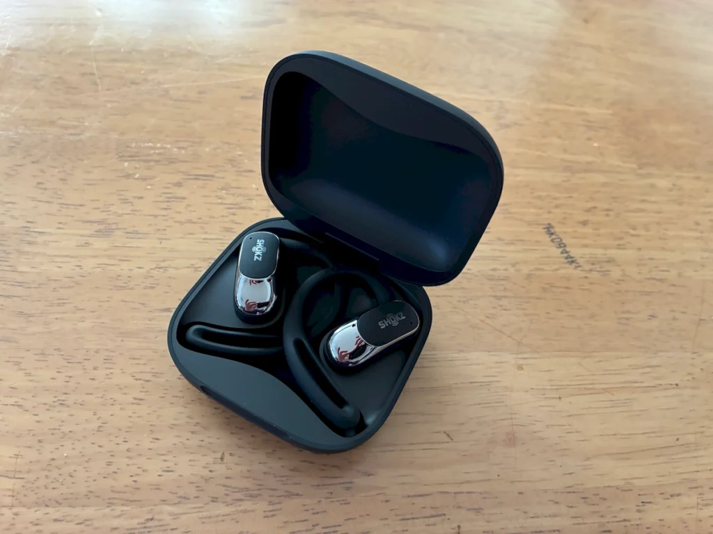 Shokz OpenFit Air SEのケース。蓋が開いている状態。