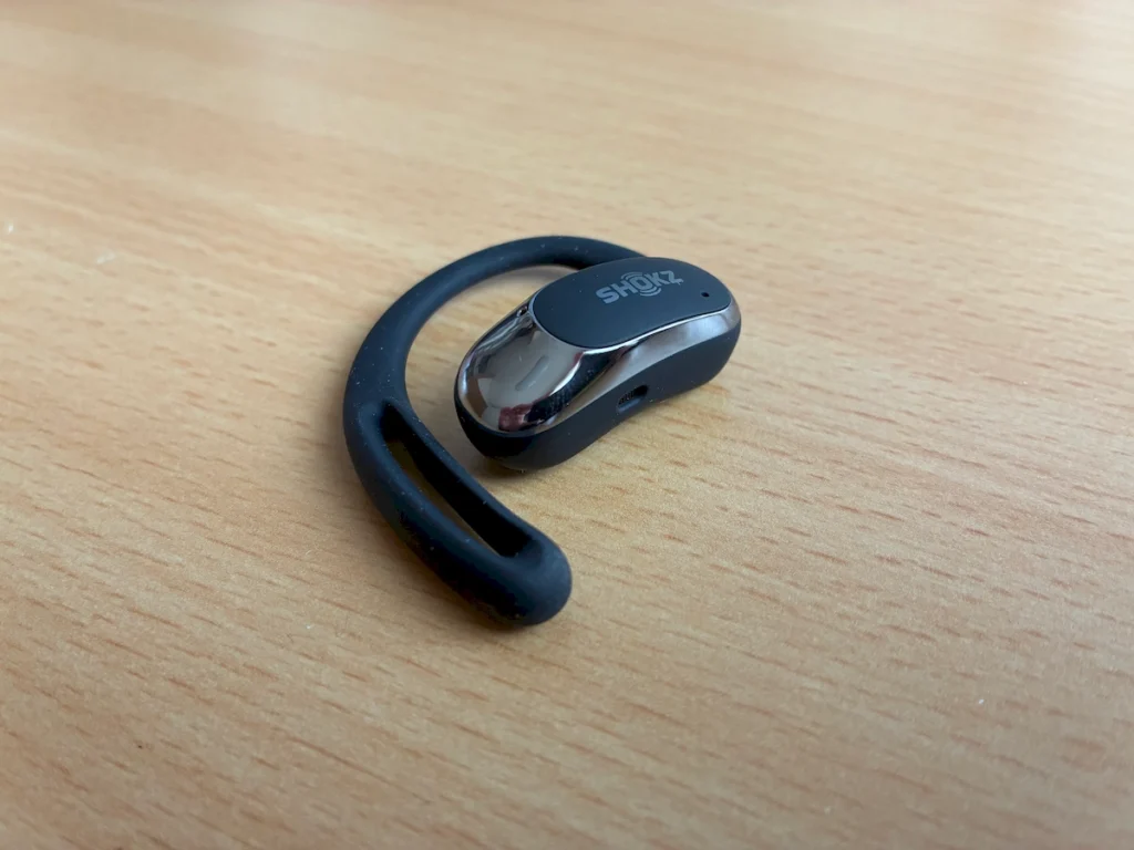 Shokz OpenFit Air SE本体。外側を下から撮影。