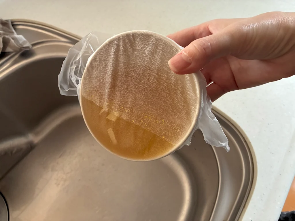 GLAD Press’n Seal（プレスンシール）を貼った汁物入りのお椀を傾けてもこぼれにくい様子