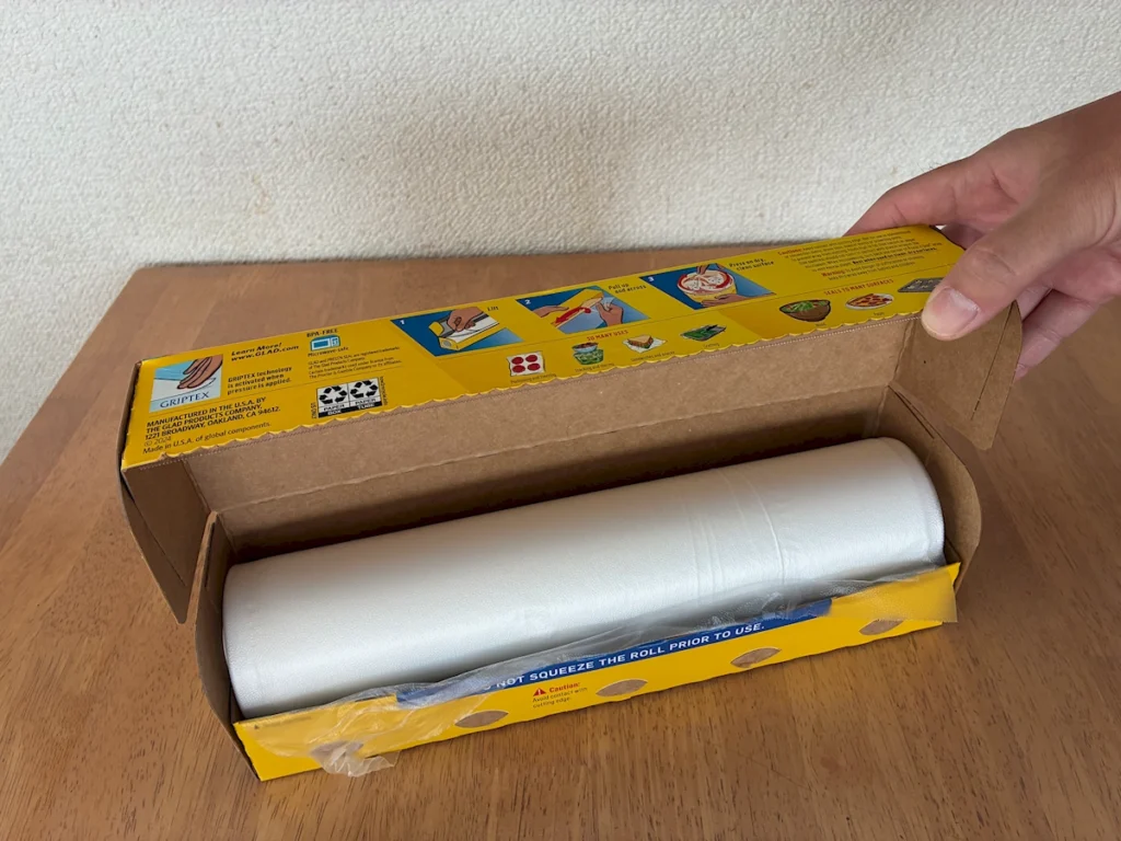 GLAD Press’n Seal（プレスンシール）を開封し、箱の中のロールが見えている様子