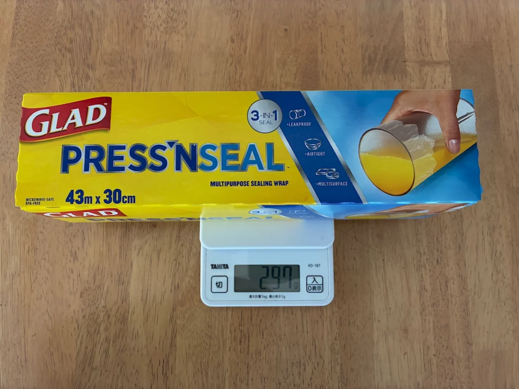 GLAD Press’n Seal（プレスンシール）1箱の重さが約297gであることをスケールで確認
