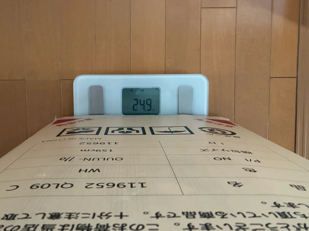 体重計で測ると24.9kgあったタンスのゲンのスポットクーラーの梱包箱