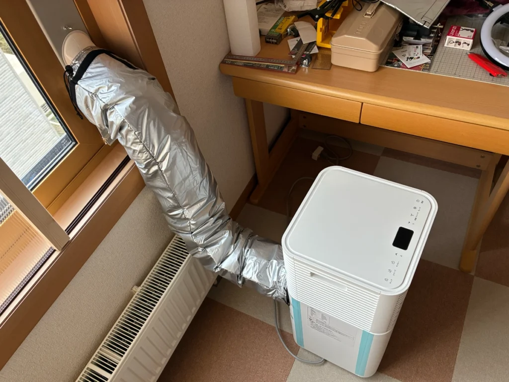 タンスのゲンのスポットクーラーを6畳の部屋に置き、排熱ダクトを窓パネルへ接続した設置例