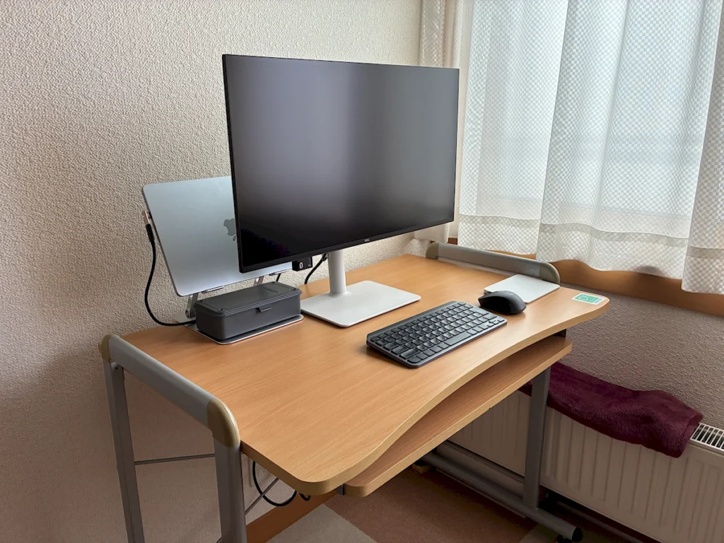 Dell S2725QCを純正スタンドで設置したデスク全体